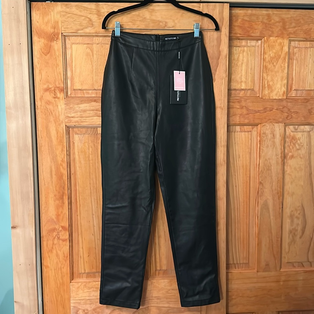 Pretty LittleThing pants NWT
size 2 black faux leather Biker Core